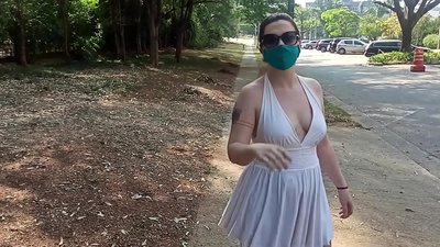 برهنگی عمومی: دختری از روسیه سعی می کند لباس های خود را در خیابان های ریودوژانیرو در بیاورد. نزدیک بود دستگیر بشه